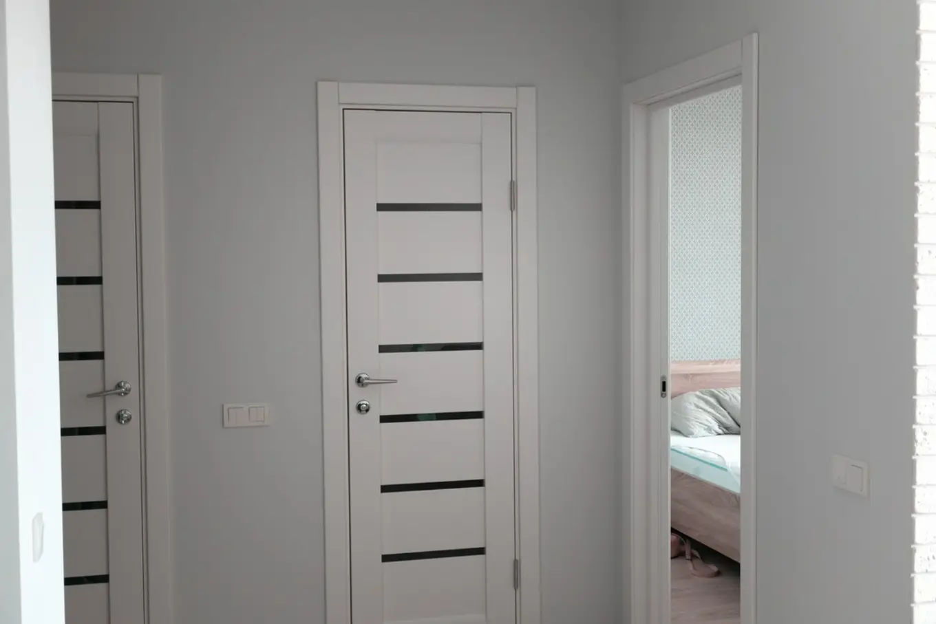 mieszkanie z białymi drzwiami wewnętrznymi