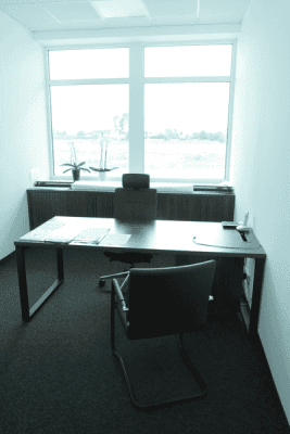 stół i krzesła do biura 