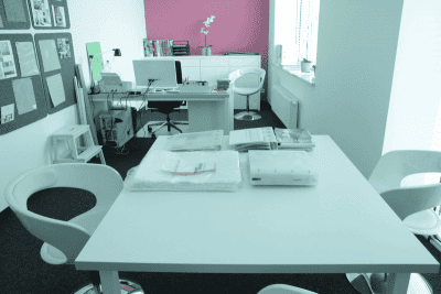 biały stół i krzesła biurowe 