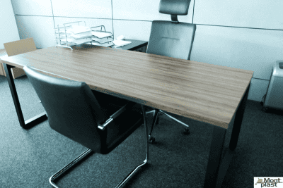 biurko w kabinecie 